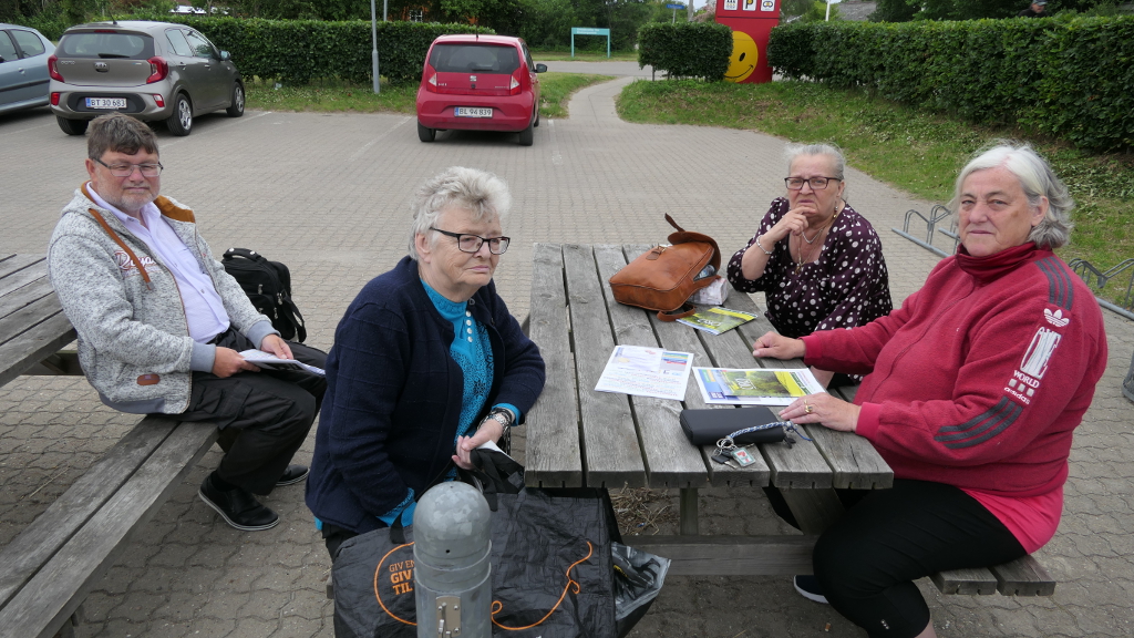 Fire turister fra Amager der havde glædet sig til at spise på Orø en tirsdag i juni. De kunne dog ikke finde et eneste spisested der var åbent ved 15-tiden. Foto: Jesper von Staffeldt.