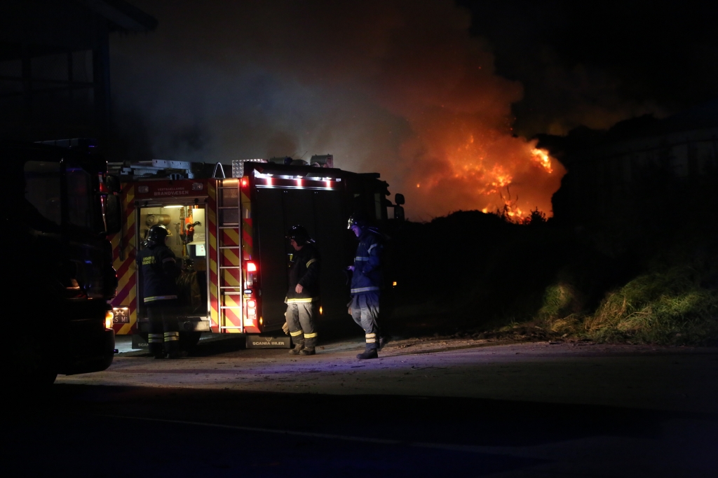 Brandfolk kæmper lørdag aften mod flammerne på Audebo Miljøcenter. Foto: Michael Johannessen.