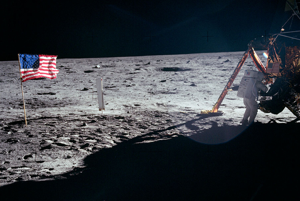 Neil Armstrong ved landingsmodulet "Ørnen" efter landingen på Månen. Foto: NASA.