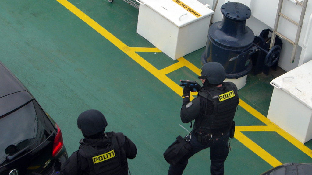 Svært bevæbnet politi indtog torsdag Orøfærgen. Det var heldigvis blot en øvelse. Foto: Jesper von Staffeldt.