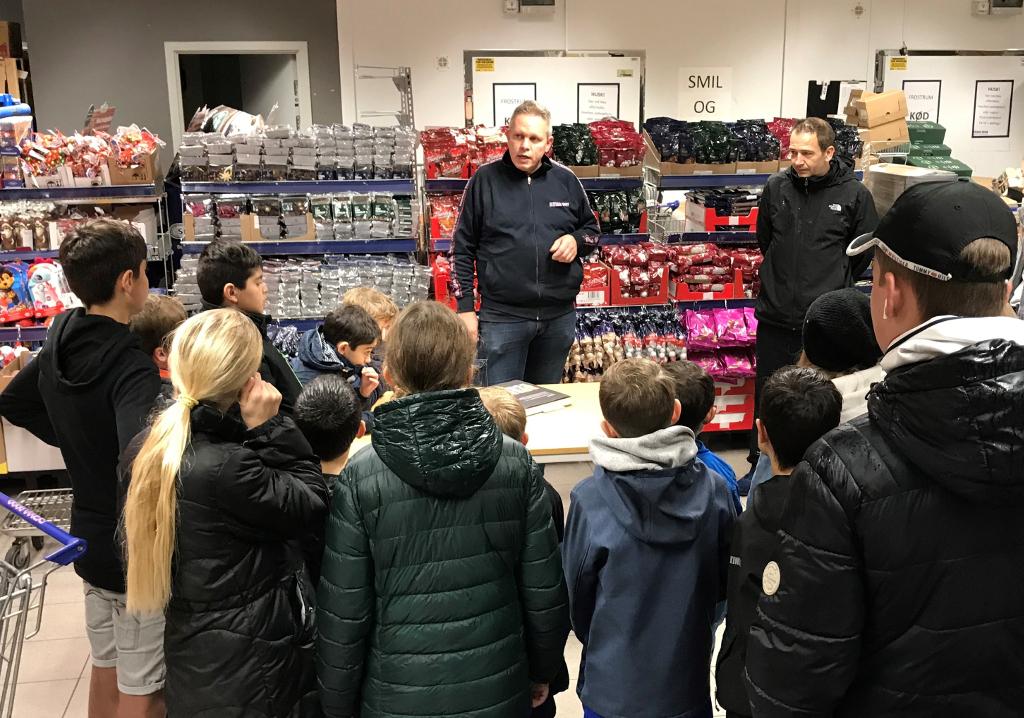 Købmand Johnny Borch fortæller eleverne fra Bjergmarkskolen om arbejdet med mindre madspild 
