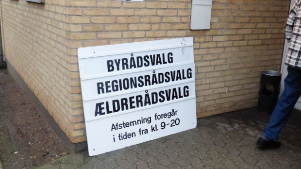Her er et tydeligt skilt - men ikke alle skiltene ved valgstederne var lige tydelige, viser en analyse fra kommunens administration. Foto: Jesper von Staffeldt.