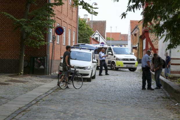 Politet arbejdede torsdag eftermiddag i Apotekerhaven og Bagstræde efter knivoverfaldet. Foto: Michael Johannessen.