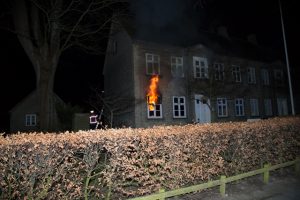 Flammerne stod ud af vinduet i den brændende lejlighed. Foto: Michael Johannessen.