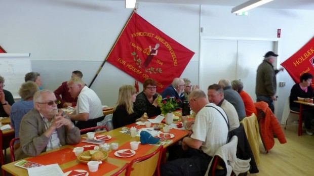 Kaffe, morgenbrød og arbejdersange hører til en traditionel dansk 1. maj fejring. Foto: Jesper von Staffeldt.