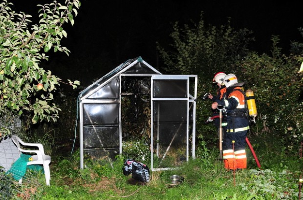 Onsdag aften gik der ild i dette drivhus på Granvej i Kisserup. Foto: Alex Christensen.