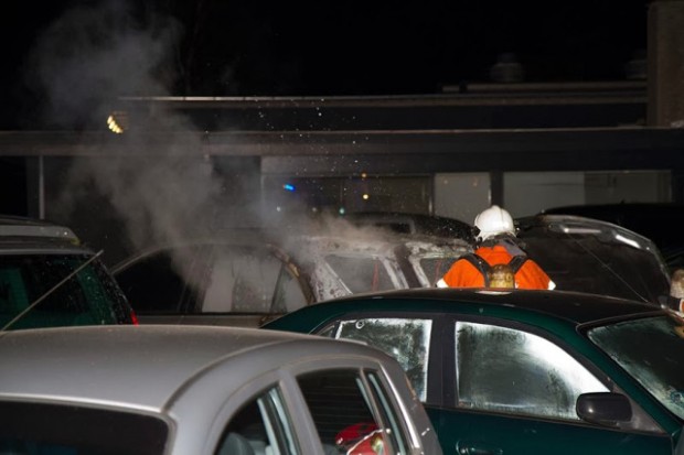 Torsdag aften var der ild i en bil hos Thomsen Automobiler ApS på Lundemarksvej. Foto: Michael Johannessen.
