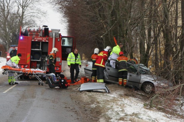Bilens fører blev vurderet fastklemt og taget måtte klippes af bilen. Foto: Morten Sundgaard - Skadestedsfotograf.dk.