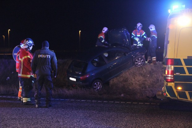 Den 22-årig fører af denne bil, som kørte galt kort før midnat, måtte slet ikke føre bil. Foto: Morten Sundgaard.