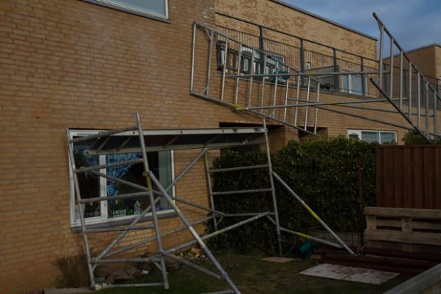 Et mindre stillads styrtede søndag eftermiddag sammen i Markskellet i Holbæk. Foto: Michael Johannessen.