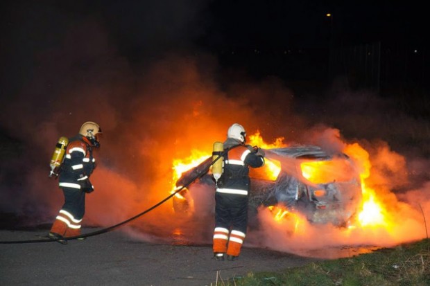 Bilen var helt overtændt, da brandfolkene kom frem til branden. Foto: Michael Johannessen.