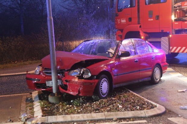 En kvindelig bilist kørte ind i en lygtepæl lørdag aften. Foto: Rolf Larsen.