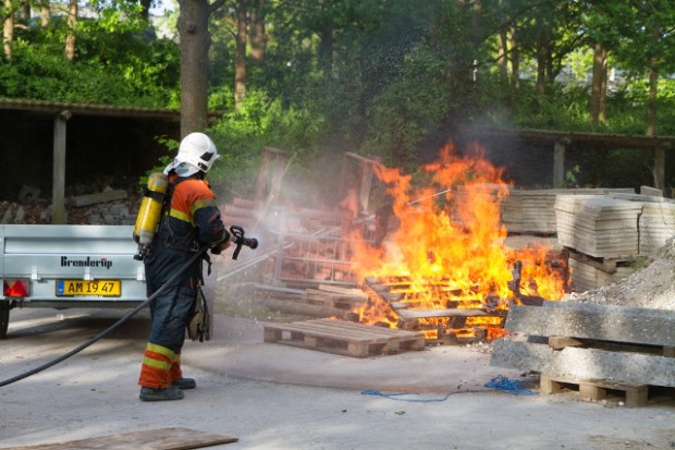 Brandvæsnet måtte torsdag morgen rykke ud til en brand i noget byggeaffald ved seminariet. Foto: Skadestedsfotograf.dk - Morten Sundgaard.