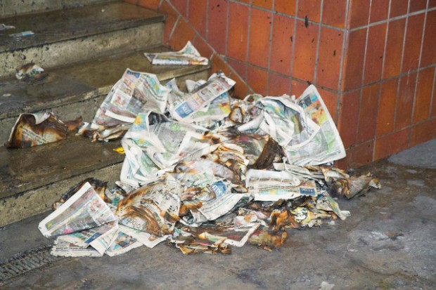 Det var denne bunke aviser, som der i nat blev sat ild til på Holbæk Station. Foto: Michael Johannessen.