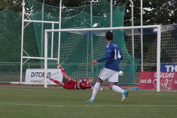 Mohammed Asrihi ser på, mens bolden fra Jonas Jakobsens fod flyver forbi Fremad Amagers  målmand Magnus Nielsen til 1-0. Foto: Rolf Larsen