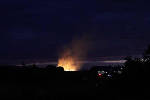 På afstand lignede det en gårdbrand - men det var bare et stort Skt. Hans-bål. Foto: Morten Sundgaard.