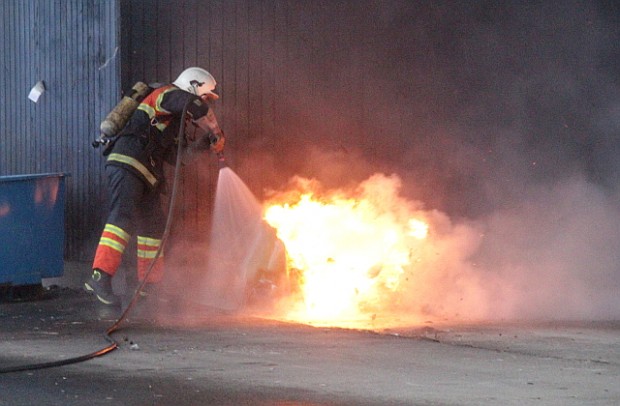 Kort efter klokken 6 søndag morgen måtte brandvæsnet rykke ud til en containerbrand ved Stark-hallerne. Foto: Rolf Larsen.