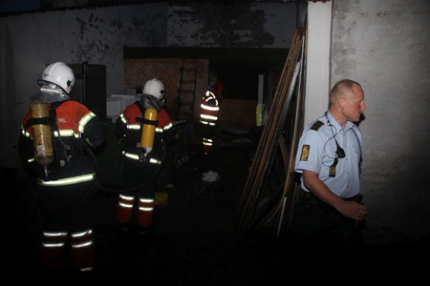 Politi og brandvæsen blev tidligt i morges kaldt ud til en brand i dette skur bag Nygade 18. Foto: Rolf Larsen.