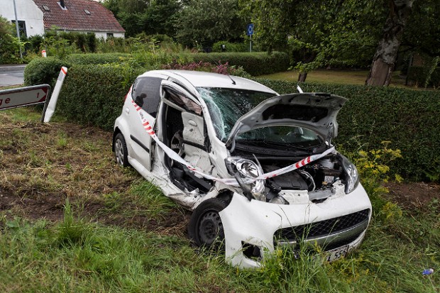 Denne Peugeot stødte sammen med en firehjulstrækker på Skovvejen ved Gislinge. Foto: Tom Trædmark Jensen.‎ 