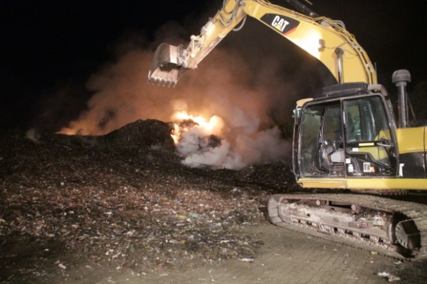 Tirsdag aften udbrød der brand i en affaldsbunke hos  Audebo Miljøcenter. Foto: Rolf Larsen.