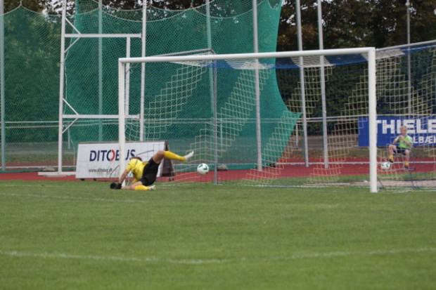 GVIs målmand forsøger forgæves at tage bolden. Birol Serinkanli scorede dermed sit mål på straffe i kampen. Foto: Rolf Larsen.