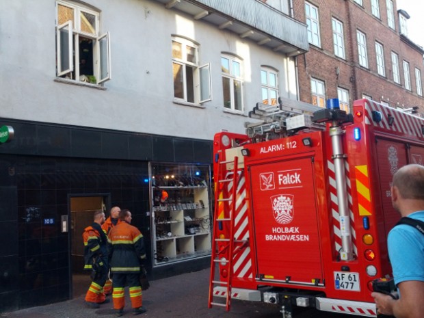 Holbæk Brandvæsen blev mandag aften kaldt ud til denne ejendom i Nygade, hvor der var gået ild i en friture-gryde. Foto: Michael Johannessen.