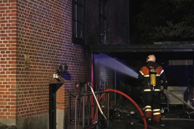Branden var startet ved nogle skraldespande og bredte sig til husets kælder. Politiet mener, at branden kan være påsat. Foto: Morten Sundgaard - Skadestedsfotograf.dk.