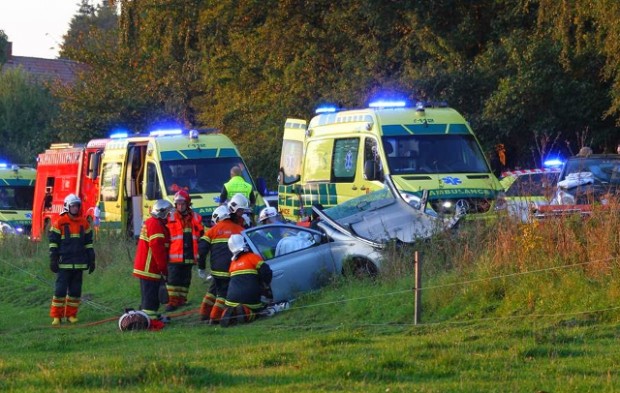 To biler kørte frontalt sammen på Åmosevej lørdag eftermiddag. Foto: Skadestedsfotograf.dk - Johnny D. Pedersen.