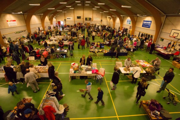 Kræmmermarkedet i Orøhallen lørdag eftermiddag var velbesøgt. Foto: Ib Ballisager.