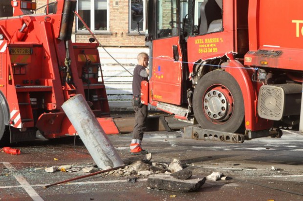Der sket store skader på skraldebilen, da den ramte en betonpæl. Foto: Skadestedsfotograf.dk