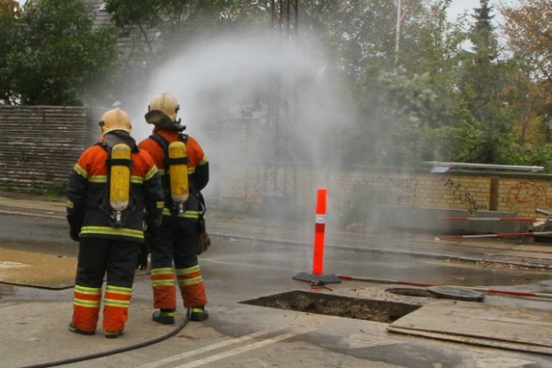 Ved hjælp af en vandtåge kunne brandfolkene holde den udsivende gas nede. Foto: Morten Sundgaard - Skadestedsfotograf.dk.