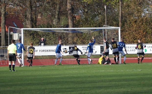 Anfører Kristian Holm bringer Holbæk foran 1-0. Foto: Rolf Larsen.
