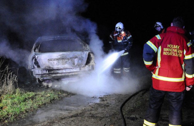 På trods af brandvæsnets indsats, udbrændte bilen totalt. Foto: Alex Christensen.