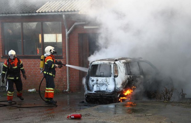 Det kunne være endt med en storbrand, da der  udbrød brand i en bil nytårsaftensdag. Foto: Skadestedsfotograf.dk - Johnny D. Pedersen.