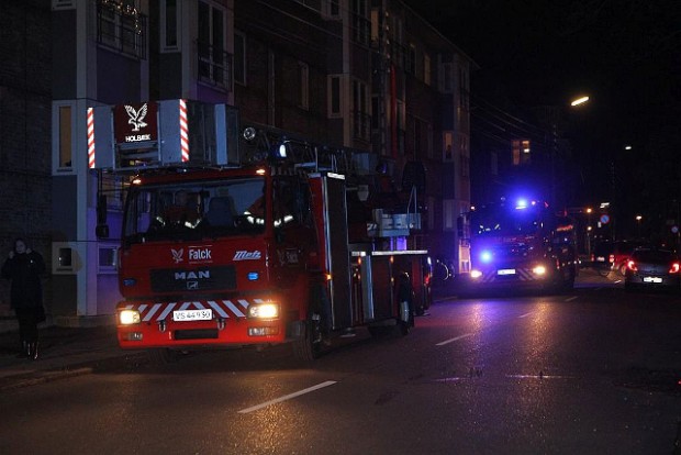 Holbæk Brandvæsen rykkede fredag aften ud til en mindre brand i en lejlighed i Brogade i Holbæk. Foto:  Morten Sundgaard - Skadestedsfotograf.dk