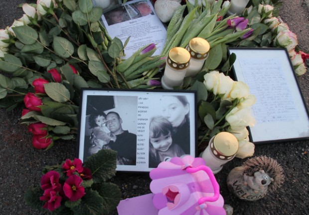 Dennis og lille Yasmin mindes med blomster, hilsner og lys på hellen, hvor den lille familie kørte galt. Foto: Rolf Larsen.