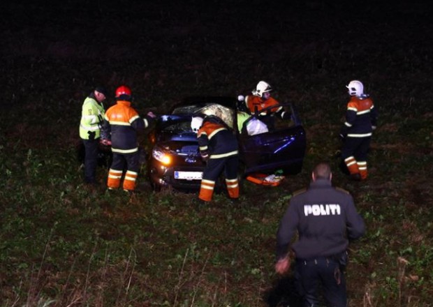 Lørdag aften blev en bilist kvæstet i et færdselsuheld ved Mørkøv. Foto: Skadestedsfotograf.dk - Johnny D. Pedersen.