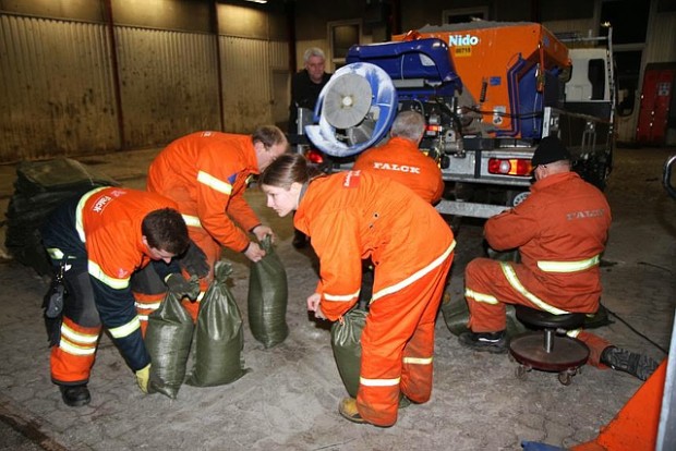 Det frivillige beredskab igang med at fylde sandsække under stormen "Egon". Foto: Rolf Larsen.