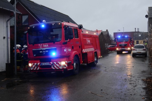 Mandag morgen rykkede brandvæsenet ud til en mindre brand i Svinninge. Foto: Alex Christensen.