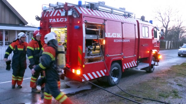 Brandvæsnet på Orø rykkede ud, da en kvik nabo så gløder som lå og blussede op ved nabohuset. Foto: Jesper von Staffeldt.