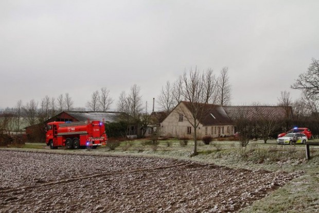 Brandvæsnet rykkede mandag morgen ud til en brand i et udhus ved en ejendom i Svinninge. Foto: Morten Sundgaard - Skadestedsfotograf.dk.