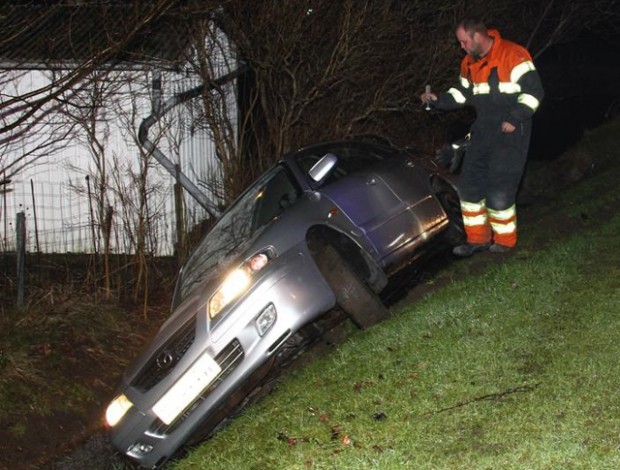 En mand mistede fredag aften herredømmet over denne Mazda 625 da han svingede fra Cementvejen og ud på Holbækvej. Foto: Skadestedsfotograf.dk - Johnny D. Pedersen.