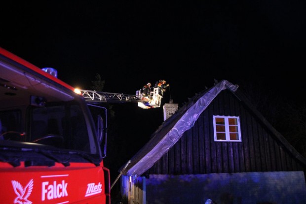 Brandvæsnet rykkede lørdag aften ud til en skorstensbrand i et hus med ståtrækttag. Foto: Morten Sundgaard - Skadestedsfotograf.dk.