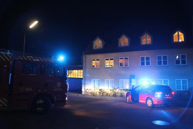 Brandvæsnet rykkede torsdag aften ud efter melding om gaslugt i bygning. Foto: Morten Sundgaard - Skadestedsfotograf.dk.