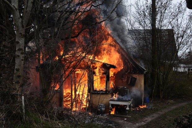 Ilden havde godt fat i huset, da brandvæsnet nåede frem. Foto: Alex Christensen.