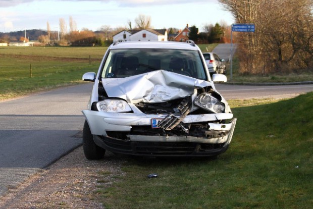 Det skete store materielle skader på de to biler, som mandag var involveret i et færdselsuheld på Aggersvoldvej. Foto: Skadestedsfotograf.dk - Johnny D. Pedersen.