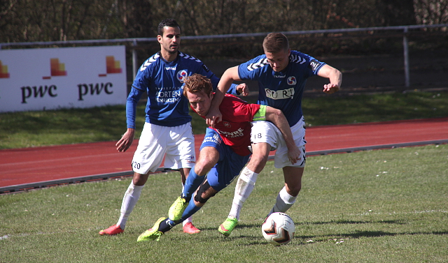 Der blev kæmpet om bolden, da Holbæk B&I søndag mødte Hvidovre IF på Holbæk Stadion. Foto: Rolf Larsen.