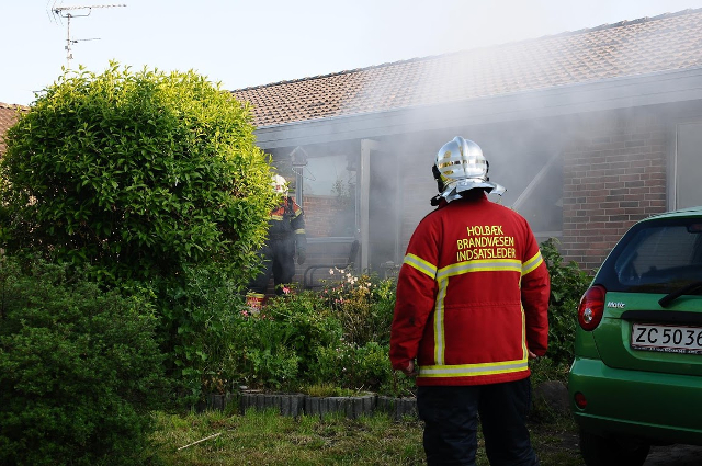 Holbæk Brandvæsen rykkede i morges ud til en brand i et rækkehus på Sandbyvej i Gislinge. Foto: Alex Christensen.