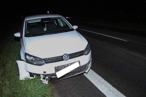 Bilisten slap uskadt, men bilen blev ødelagt ved en påkørsel af en gren på vejen i nat. Foto: Morten Sundgaard/Skadestedsfotograf.dk