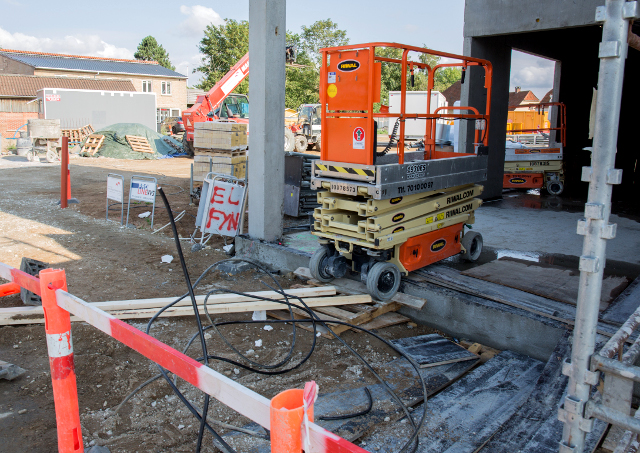 Gerningsmænd forsøgte at fjerne de selvkørende lifte fra Rema 1000-byggepladsen på Hovedgaden i Svinninge. Foto: Henrik Lehmann.